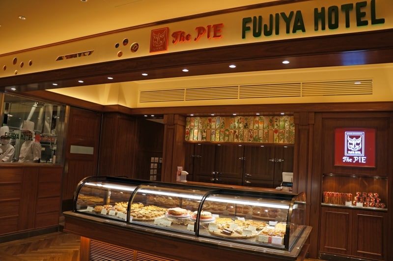 ●（店内写真）木目を基調にした落ち着いた雰囲気の店舗。横には厨房も併設。