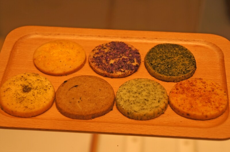 (手前左から)山椒、大徳寺納豆、青のり、トマト、(後ろ左から)たくあん、柴漬け、煎茶