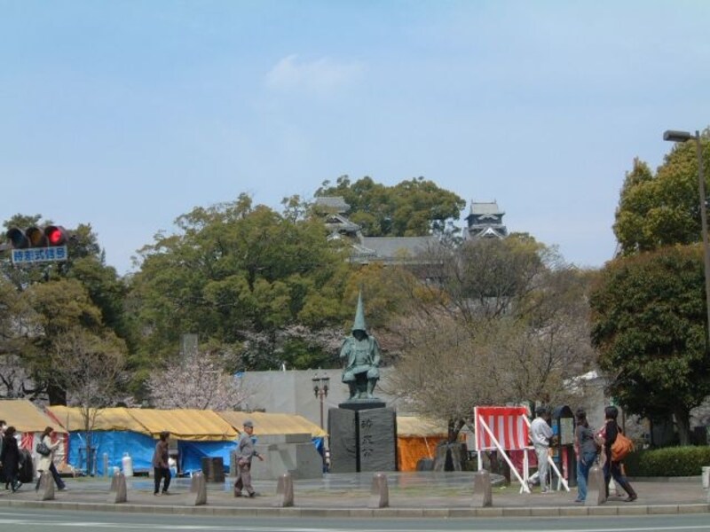 熊本城をバックにした清正公の像