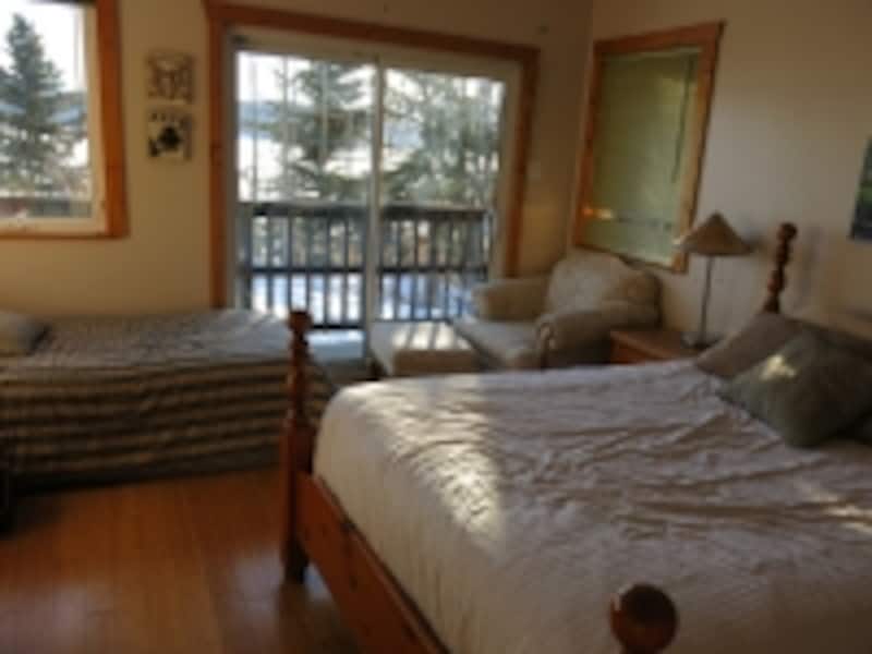 コテージの寝室。本館の館内は山小屋風。決して豪華ではないが、暖かみのある快適な空間