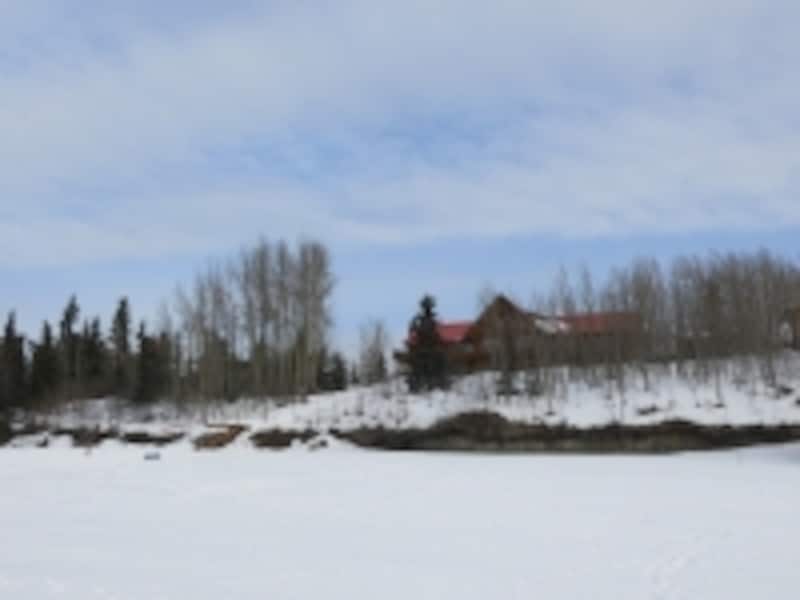 凍結した広大なマーシュレイクの湖上はオーロラ観賞にうってつけ。ロッジは湖畔からすぐ！
