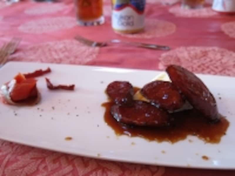 料理の一例、カリブーのソーセージとブリーチーズ、サーモン添え。腕の良いオーナーシェフ自慢の料理が提供されるが、ちょっと子供にはハードルが高め