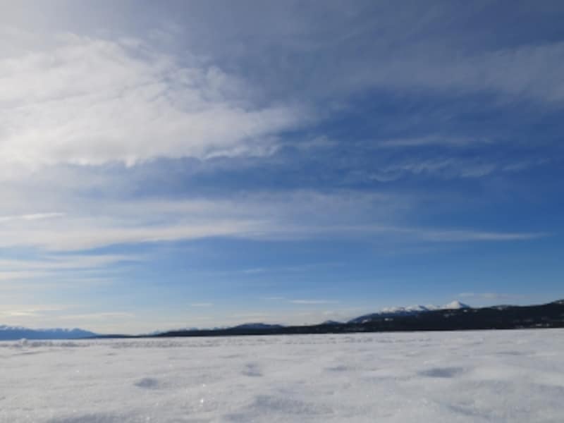 凍結した湖上は何もない広大な雪原に。でも、これが子供にとっては最高の遊び場に！