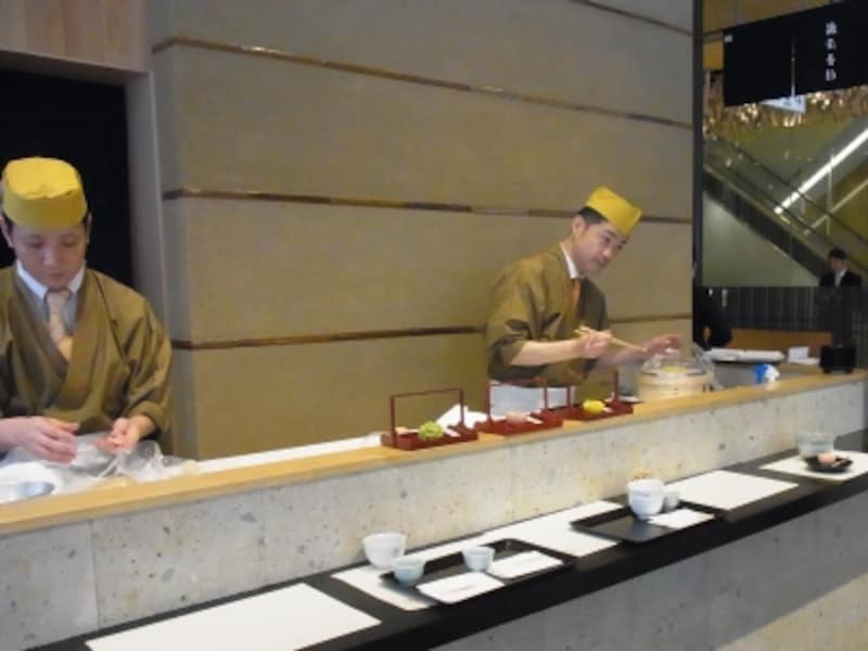 目の前で生菓子を作る