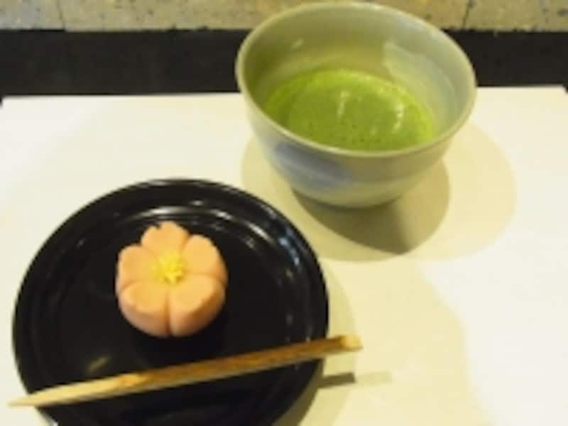 お抹茶と季節の生菓子のセット（1260円）