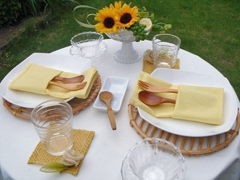 ベランダで、小さな丸テーブルを使って夏のテーブルコーディネート
