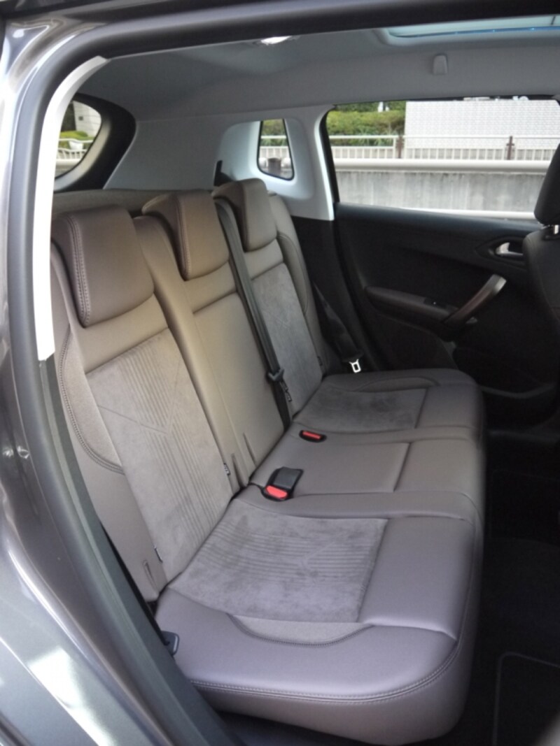 プジョー2008リヤシート