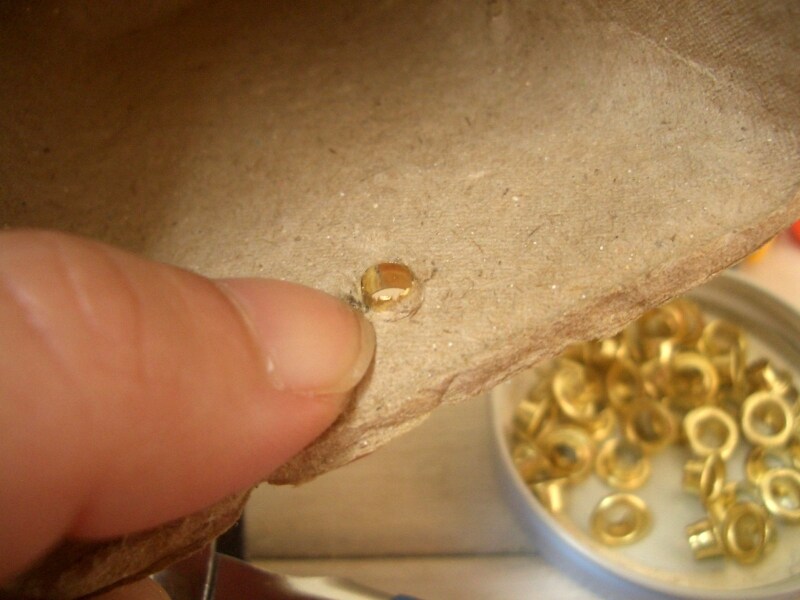 ハトメ金具をはめる