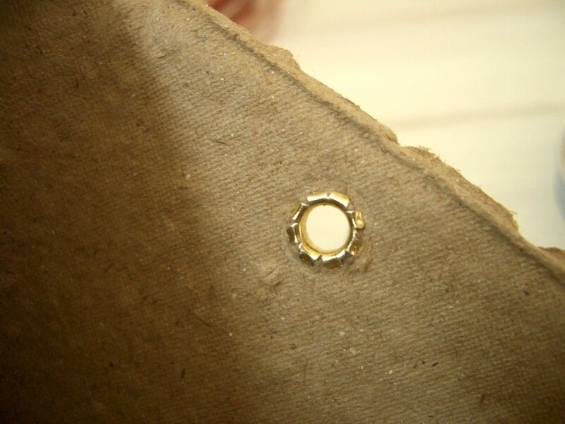 ハトメがついたところ