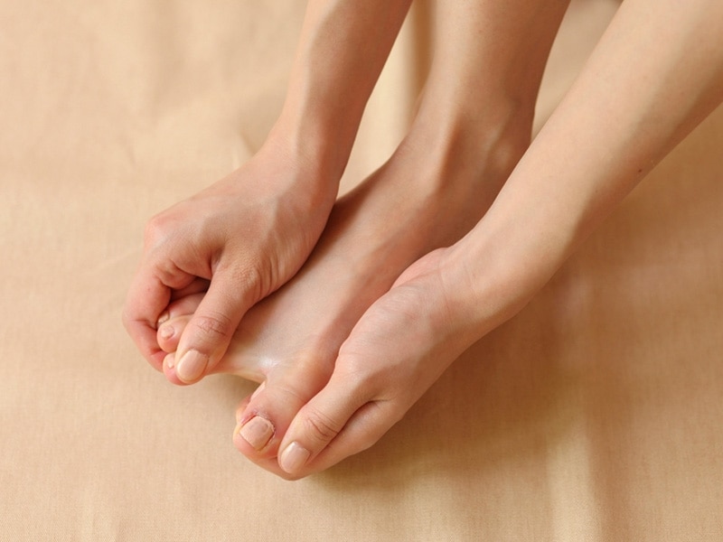 指を横に広げる