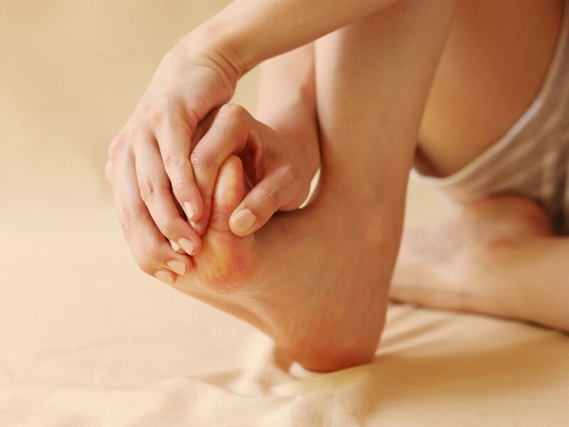 両手で指を手前に倒す