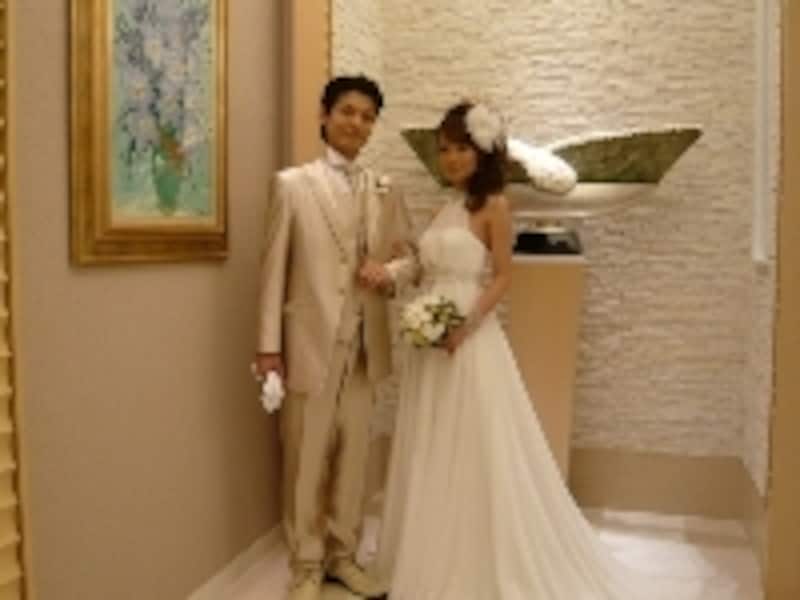 新郎新婦にポーズをとってもらいました。ここもサロンの一角です