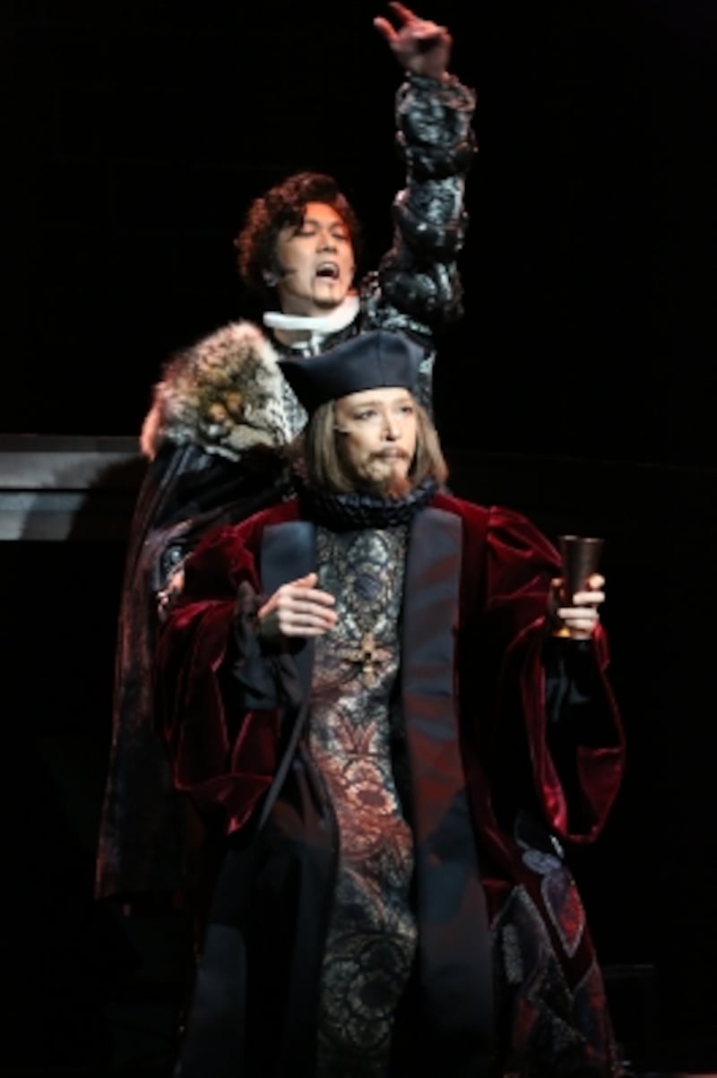 『レディ・ベス』ガーディナー(石川禅)、ルナール(吉野圭吾) 写真提供：東宝演劇部