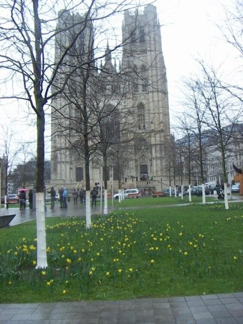 小高い坂の上に立つ