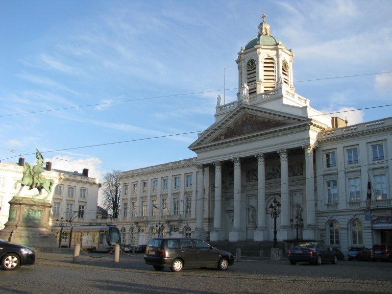 銅像は第一回十字軍のブイヨン将軍