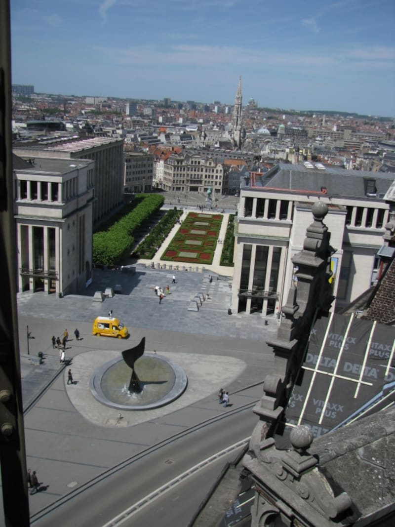 はるかに見えるのはグランプラスの市庁舎