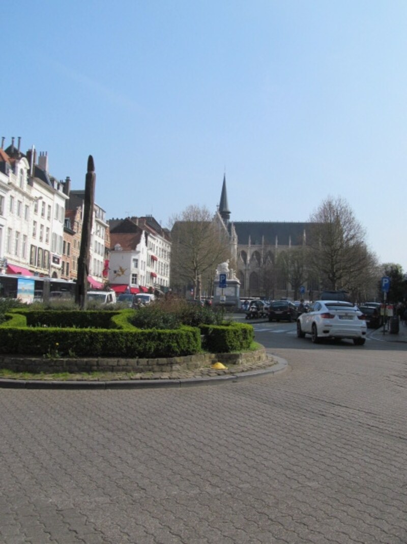 グランサブロン側から教会を見上げる