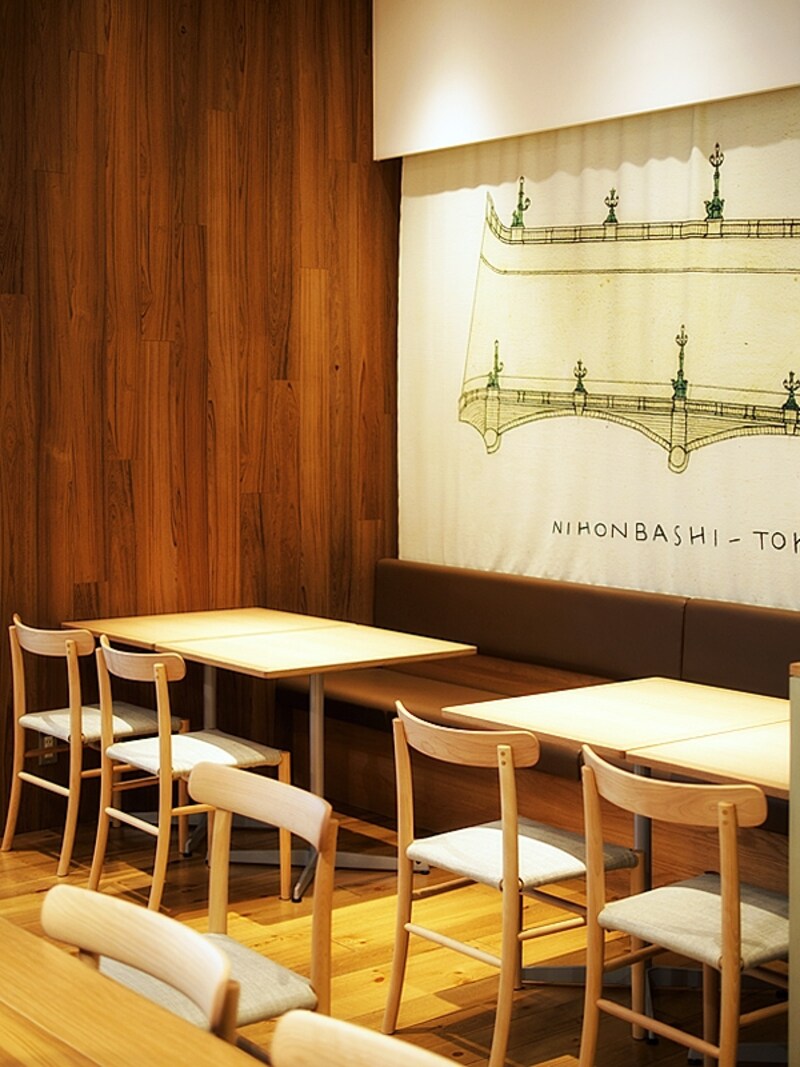 壁面のタペストリーはワイズベッカーが日本橋店のために描いたイラストをもとに制作。