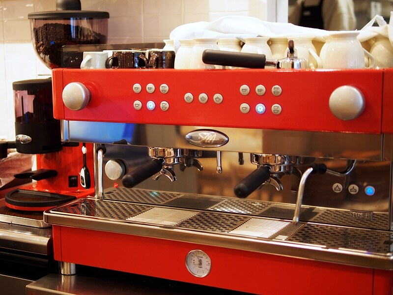 ラ・サン・マルコ社のチャーミングな赤いエスプレッソマシン。