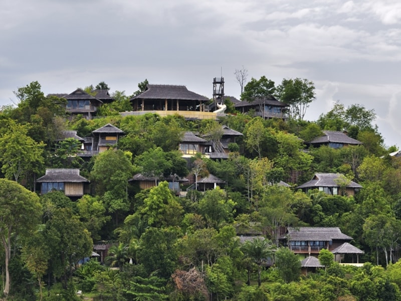 ジャングルに覆われた島の傾斜を利用して建設されたリゾート