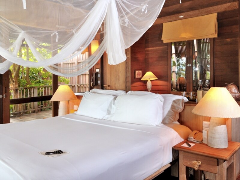 夜はハウスキーパーが部屋中の分厚いカーテンを下ろす。蚊帳もあるので虫除けは万全