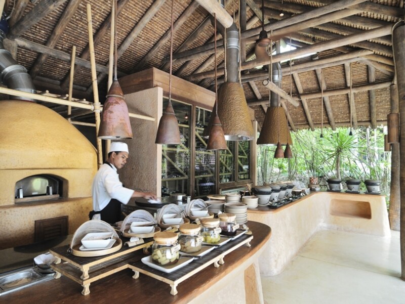 いつも活気がある、朝食ビュッフェのクッキングステーション