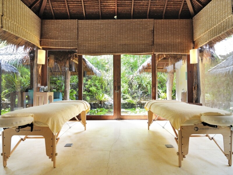 トロピカルガーデンに囲まれ、ヒルトップに建てられたシックスセンシズスパ