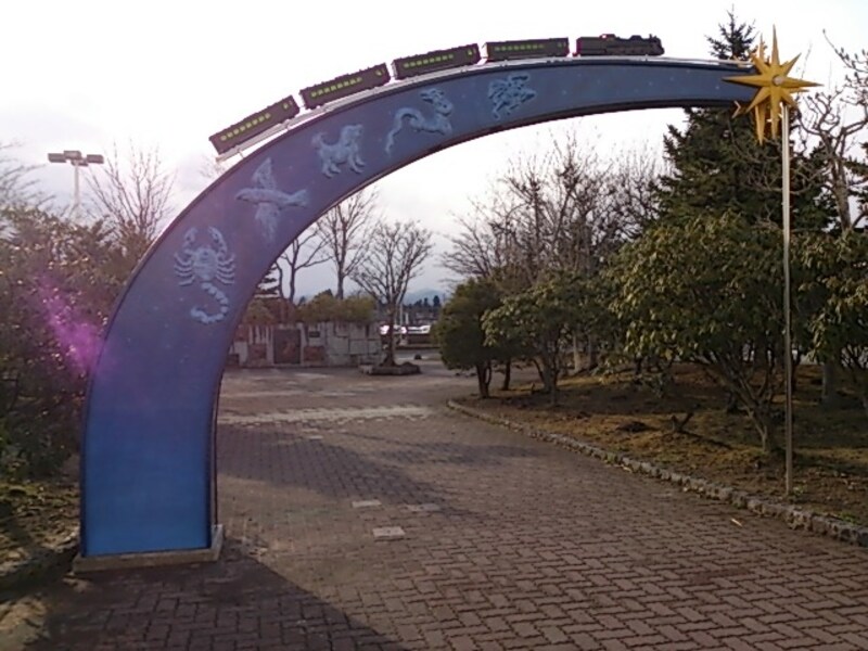 新花巻駅の西口を出ると、すてきなアーチがお出迎え