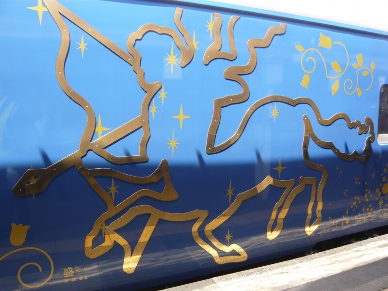 客車の外観は夢いっぱい