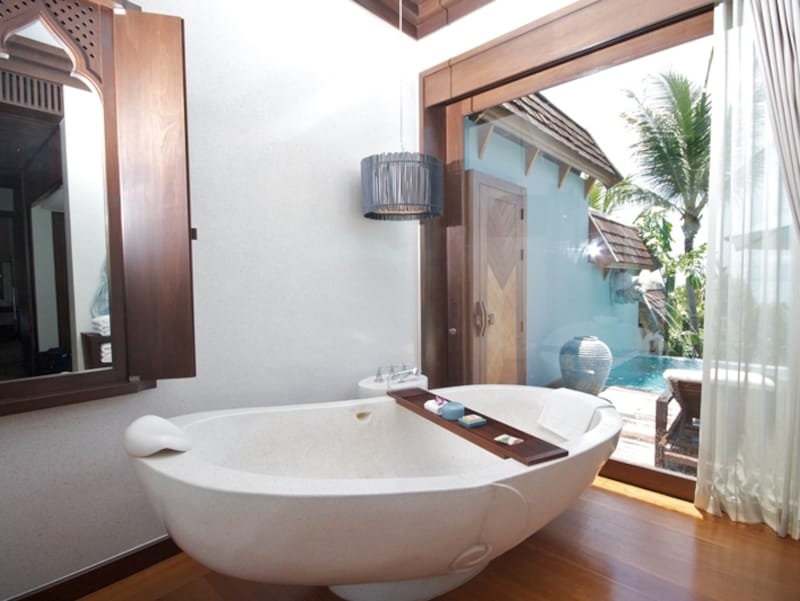 ポンと置かれた卵形のバスタブが印象的