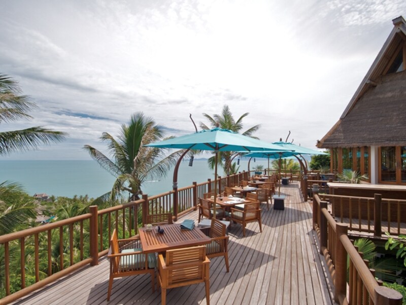 常夏のビーチリゾート、外の席は暑いかな？と思いきや、意外に海風が心地よく、快適