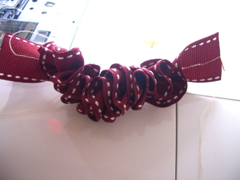 片方の糸を引き絞る