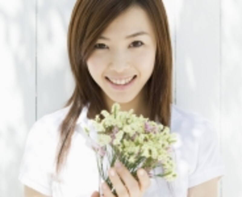上目遣いの女性