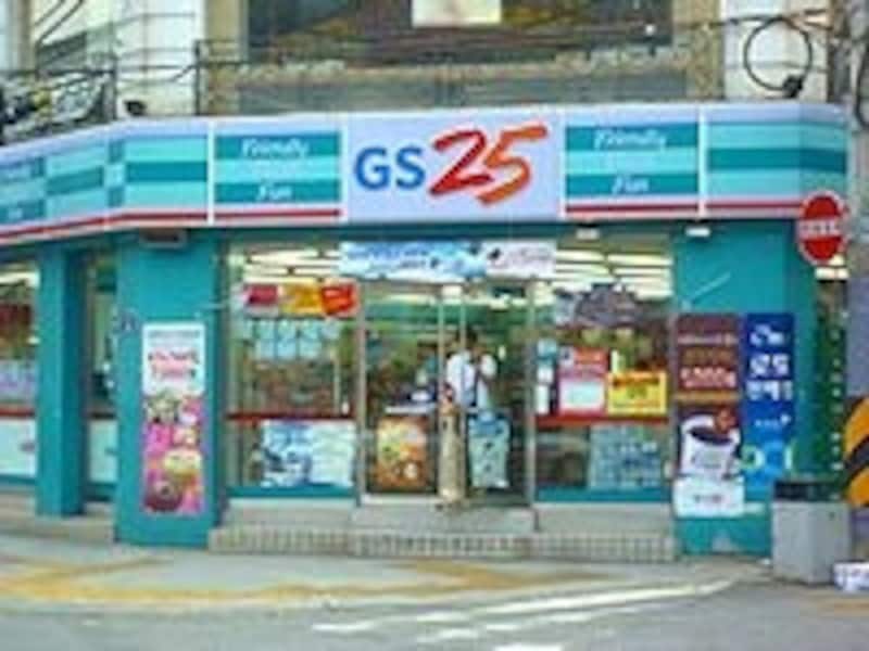 だいたいどのコンビニでもWi-Fi利用券を販売しています。行き先々で使いたいなら、1日券（3,300ウォン）を購入しましょう！