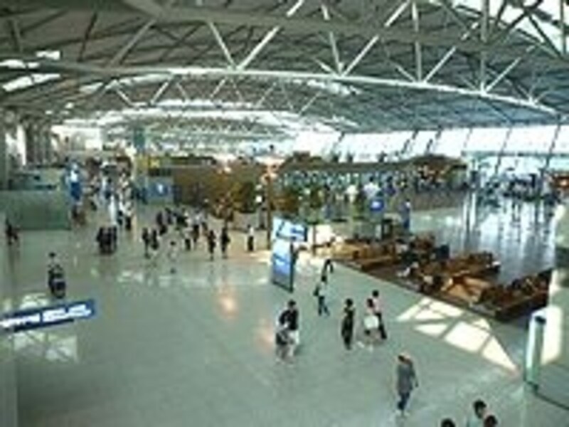 空港内にもいろいろな通信社のWi-Fiが飛んでいますが、旅行客にはそう便利ではないかも。うまくつながらない場合は、インターネットラウンジや、空港内のカフェなどで接続するのも方法ですね