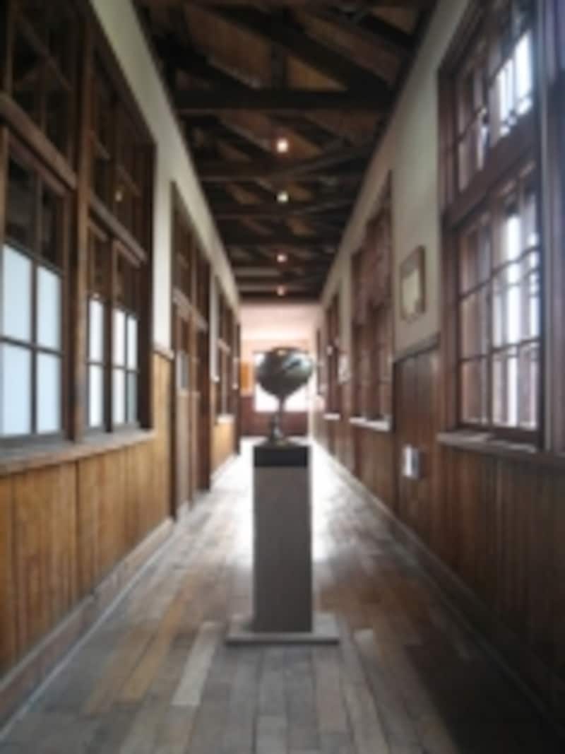 木造校舎の廊下