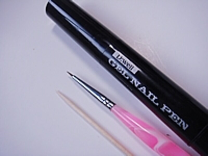 ・ジェルネイルペン（ディーウェル）<br>・細筆<br>・爪楊枝