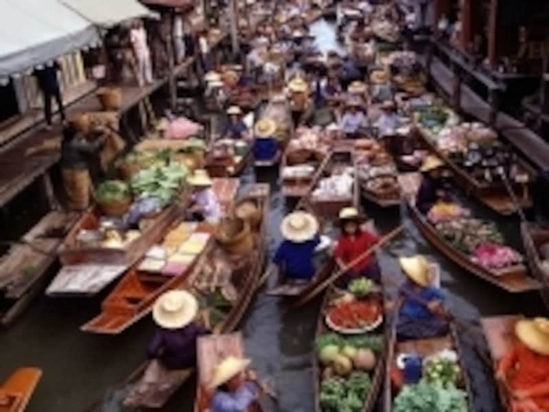 最近では外国人用の水上マーケットより、地元の人向けの水上マーケットの方が観光客にも人気が出てきている(c)タイ政府観光庁