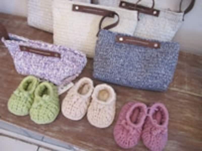 ベビーシューズとポーチ