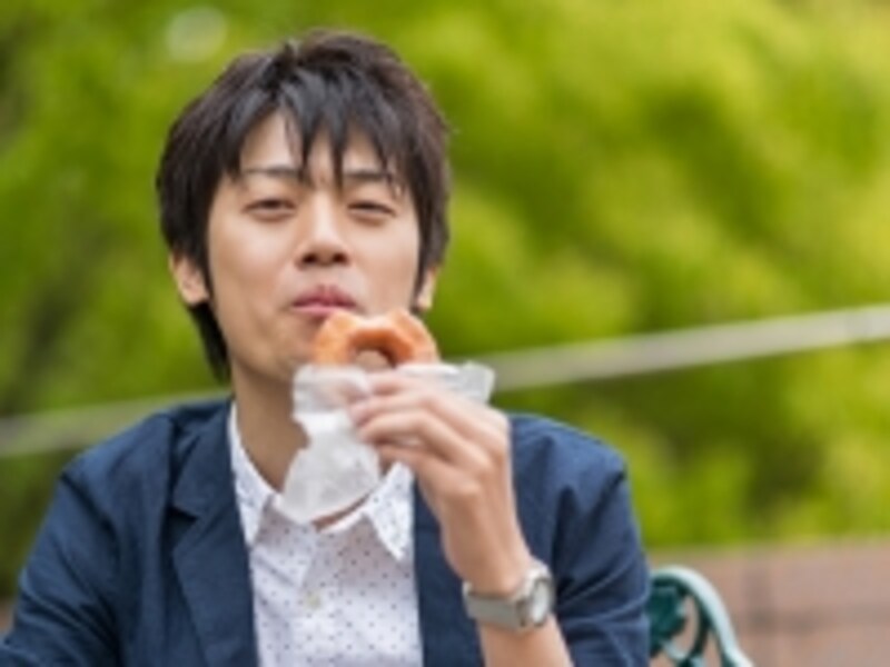 おいしそうに食べる男子