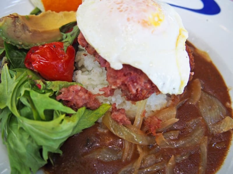 ドライトマトとベビーリーフのサラダも美味なハウツリーロコモコ(18ドル)