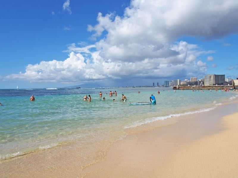 透明度が高く、シュノーケルスポットとしても知られるカイマナ・ビーチ