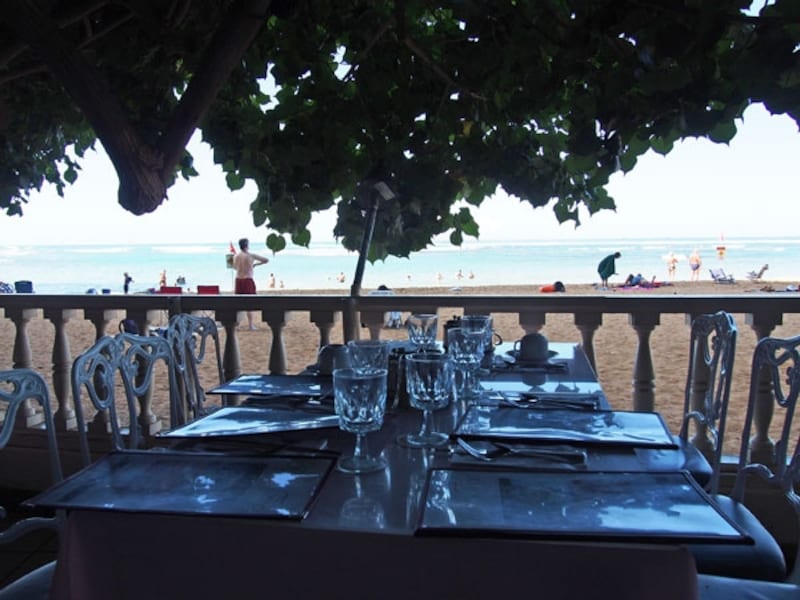 ビーチを眺めながらゆったりと寛げる、ワイキキでも希少なオーシャンフロントのレストラン