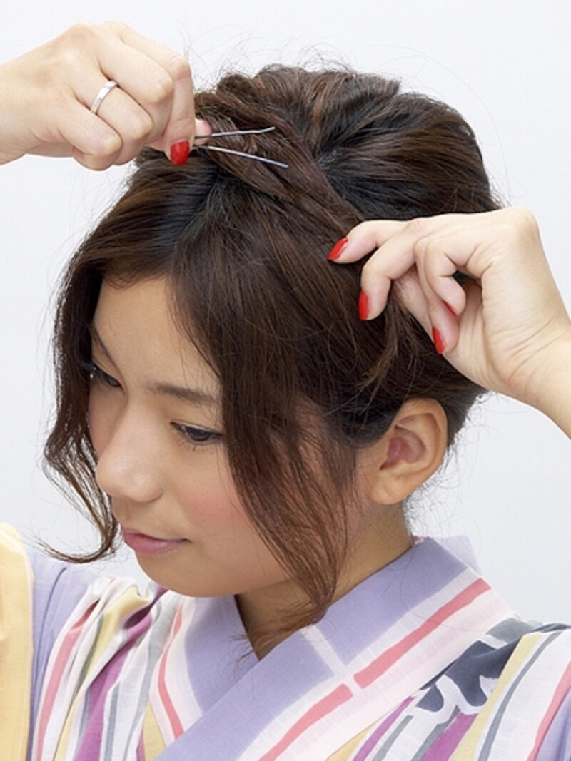 沿わせてきた部分と毛先の部分をアメピンで固定