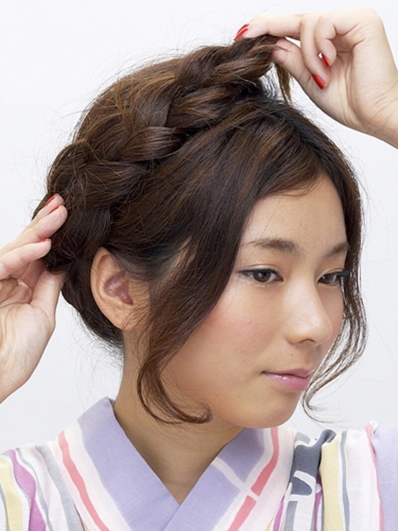 カチューシャのように耳と耳をつなぐように沿わせる