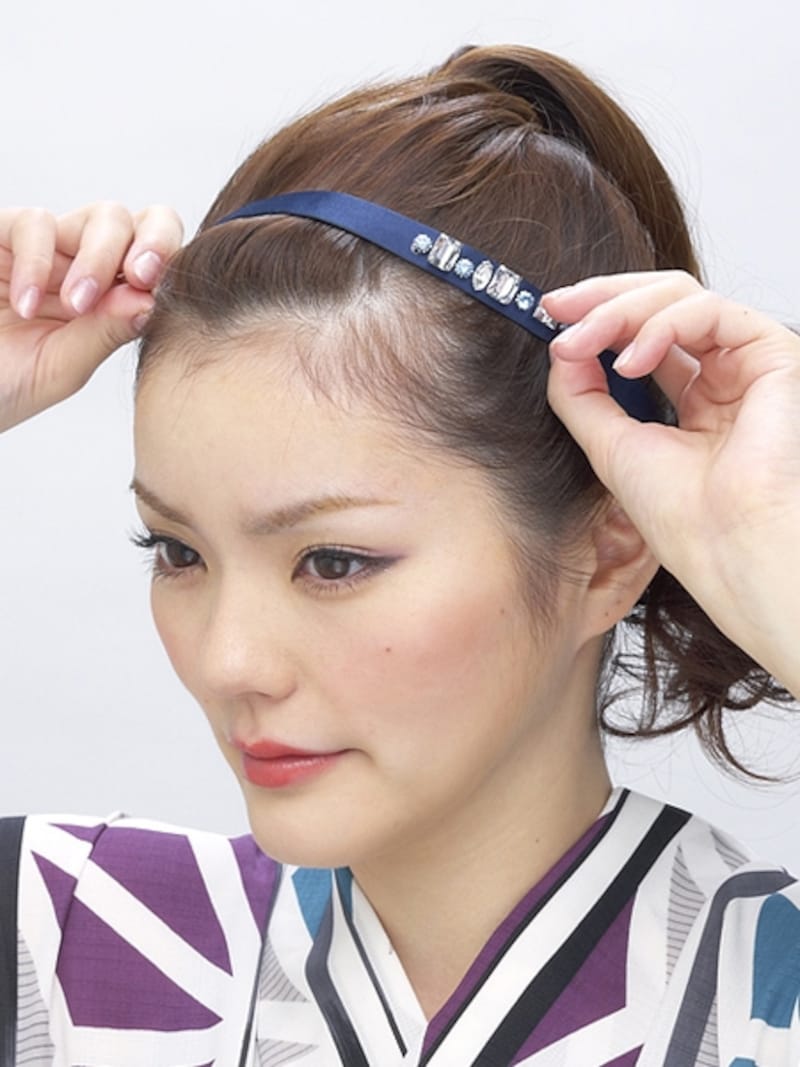 首に一度かけてから頭にのせるようなイメージで