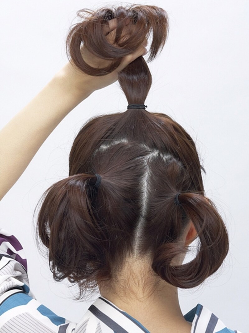 TOPで1つ、耳ラインで2つゴムで結び土台をつくる