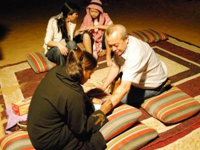 数週間で色が落ちる、アラブの伝統的なヘナ。ステキな模様を描いてもらえます！