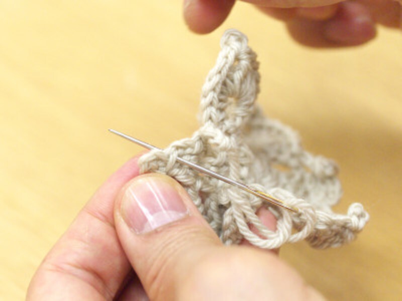 とじ針で鎖編みをモチーフにつなぐ