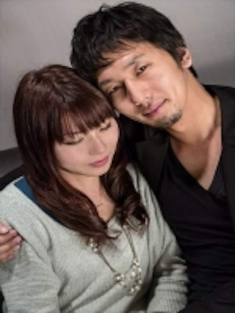 女性の肩を抱く男性